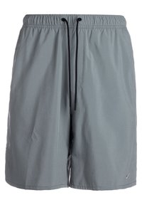 Shorts de sport gris avec taille élastique et cordons noirs, avec un petit logo Nike sur la partie basse de la jambe gauche.