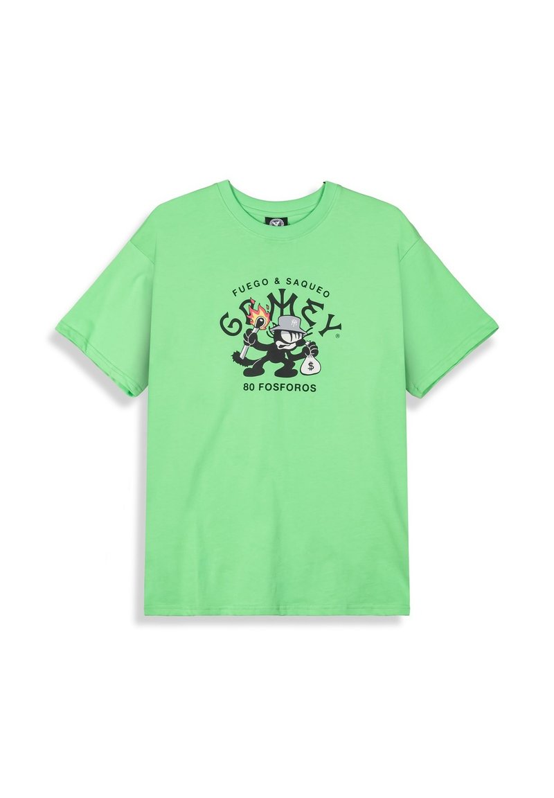 Camiseta de algodón verde con un corte relajado. Presenta un gráfico impreso de personajes con el texto "FUEGO & SAQUEO" y "80 FOSFOROS" en negro.