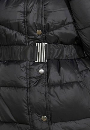 Zwarte pufferjack met een glanzende stof, gestikt ontwerp en zilverkleurige hardwareaccenten, waaronder een drukknoop en een riemgesp.