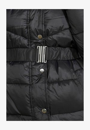 Černá péřová bunda s lesklou tkaninou, prošívaným designem a stříbrnými kovovými doplňky, včetně cvokového knoflíku a spony na pás.