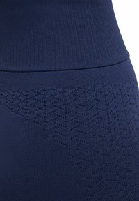 Leggings aderenti blu navy con un motivo testurizzato e un design a zigzag laterale, realizzati in un tessuto morbido ed elastico.