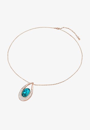Collier chaîne en or rose avec pendentif en forme de goutte d'eau, comportant une grande pierre précieuse ovale bleue entourée de petits cristaux clairs.