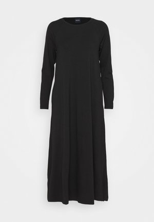 Longue robe noire en tissu doux, dotée d'un col rond et de manches longues avec une silhouette ample et fluide.