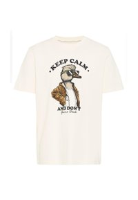 Hvid bomulds t-shirt med et tegneserieand, der har solbriller og en jakke på, med teksten "KØR ROFELT OG GIV IKKE EN AND" trykt.