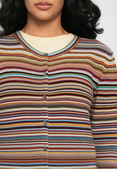 Cardigan a righe multicolori con scollo rotondo, sette bottoni frontali e un motivo a maglia testurizzato di larghezze variabili.