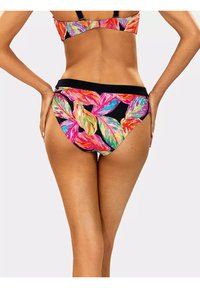 Wielokolorowe majtki bikini z żywym wzorem kwiatowym na czarnym tle, o gładkiej fakturze i elastycznym pasie.