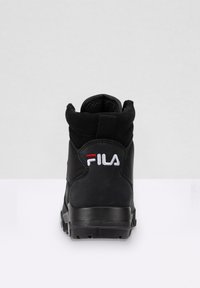 Sneaker alta nera in suede e mesh, con colletto imbottito, linguetta del tallone prominente e logo Fila ricamato in bianco e rosso.