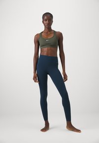 Nike Performance ZENVY - Leggingek - armory navy/black