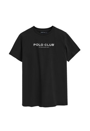 Camiseta negra de manga corta hecha de algodón con cuello redondo, que presenta el texto en blanco "POLO CLUB" y "ESTABLECIDO EN 2012" debajo.