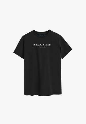 Czarna koszulka z krótkim rękawem wykonana z bawełny, z okrągłym dekoltem, z białym napisem "POLO CLUB" oraz "ZAŁOŻONA W 2012" poniżej.