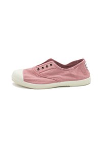 Zapatilla de lona rosa tipo slip-on con puntera de goma blanca, ojales metálicos y suela texturizada. Diseño minimalista con un perfil bajo.