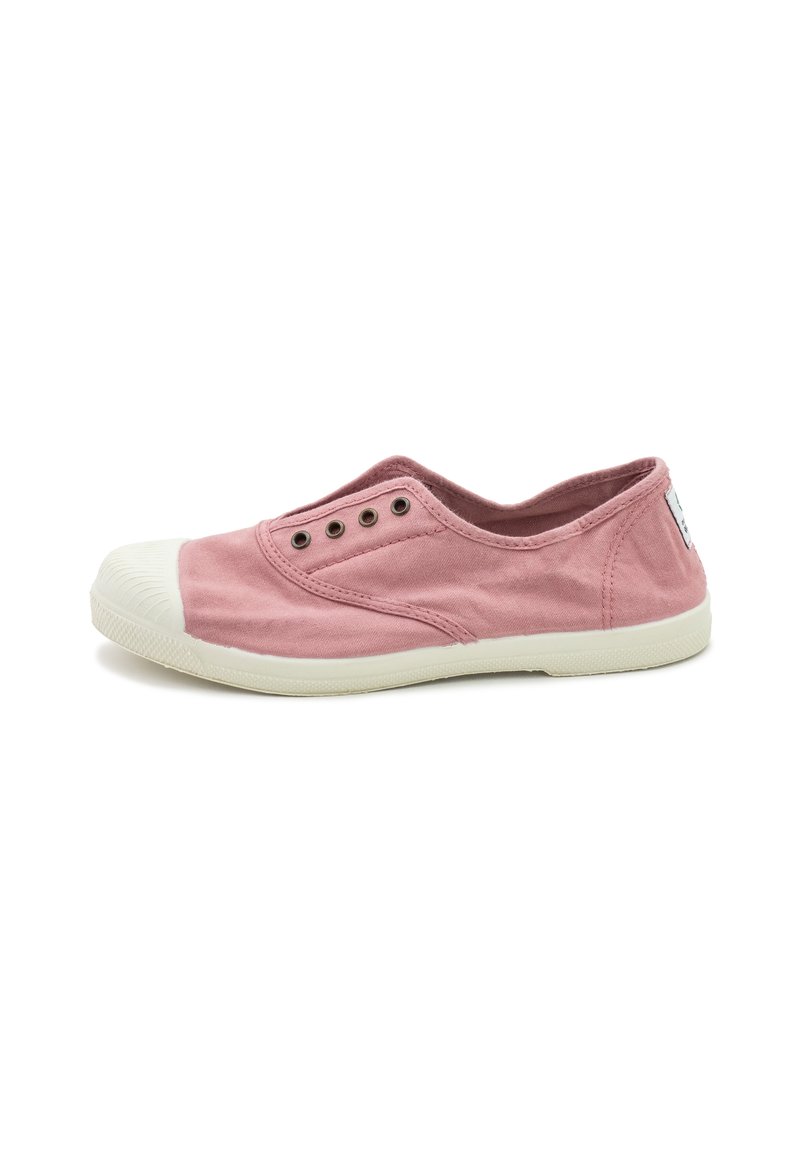 Zapatilla de lona rosa tipo slip-on con puntera de goma blanca, ojales metálicos y suela texturizada. Diseño minimalista con un perfil bajo.