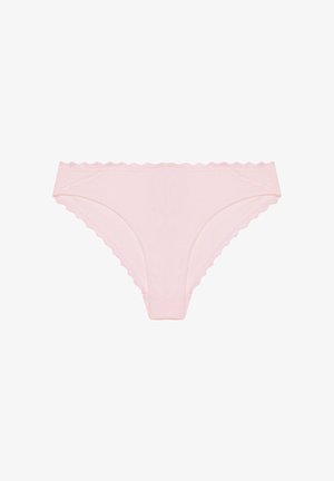 Lichtroze damesbikini-ondergoed met gegolfde randen en subtiele kanten afwerking langs de tailleband en beenopeningen.