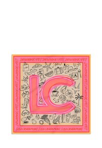 Rosa und orangefarbener quadratischer Schal mit einem großen neonfarbenen "LC"-Design. Hintergrundillustrationen zeigen tropische Motive und reisethemed Symbole.