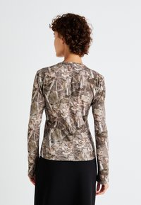 Jaded London WOODLAND CAMO MIST - Hosszú ujjú felső - brown