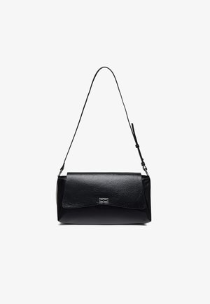 Borsa a tracolla rettangolare nera con patta texturizzata e chiusura rettangolare argento su tracolla sottile e regolabile su sfondo bianco.