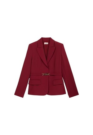 Burgunderfarbener Blazer mit taillierter Schnittführung, Reverskragen, Fronttaschen und einem dekorativen goldenen Gürtelschnalle-Detail. Lange Ärmel mit glatter Oberfläche.