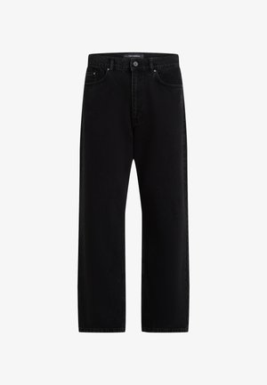 Juodos džinsinio audinio kelnės su laisvu kirpimu, su standartiniu penkių kišenių dizainu, mygtukų užsegimu ir subtilia prekės ženklo siuvinėjimo detalė.