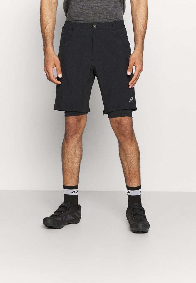Shorts noirs avec une coupe slim, fabriqués en matériau léger ; dotés d'une fermeture à bouton, de poches latérales et d'un petit logo sur la jambe.