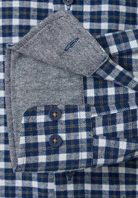 Niebieska i biała koszula w kratkę z kołnierzykiem zapinanym na guziki, z granatowymi guzikami i kontrastującym szarym materiałem wewnątrz mankietu.