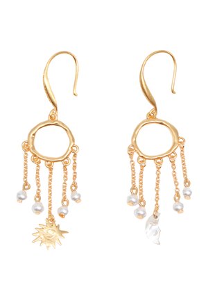 Pendientes de aro dorados con cadenas colgantes, pequeñas perlas, un charm de sol en uno y un charm de media luna en el otro.