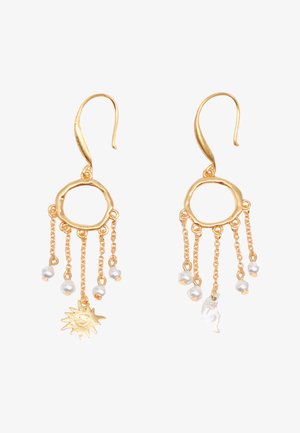 Kuldsetest rõngaskõrvarõngastest, millest ripuvad kettide, väikeste pärlitega, ühel on päikese kujutisega ripats ja teisel kuu poolkuu kujutisega ripats.