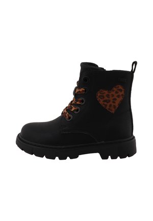 Botte noire à lacets avec semelle épaisse, patch cœur imprimé léopard sur le côté, et lacets assortis imprimés léopard.