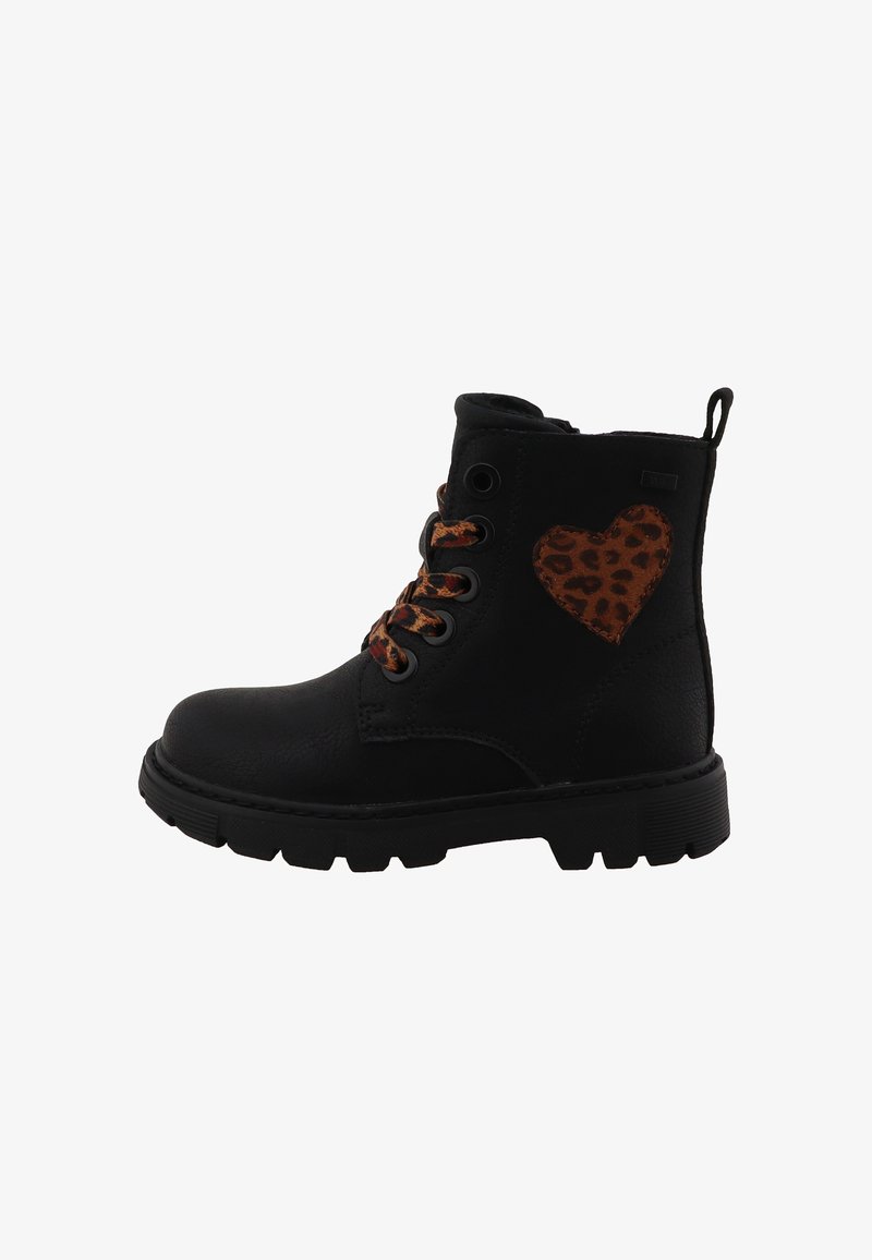 Botte noire à lacets avec semelle épaisse, patch cœur imprimé léopard sur le côté, et lacets assortis imprimés léopard.