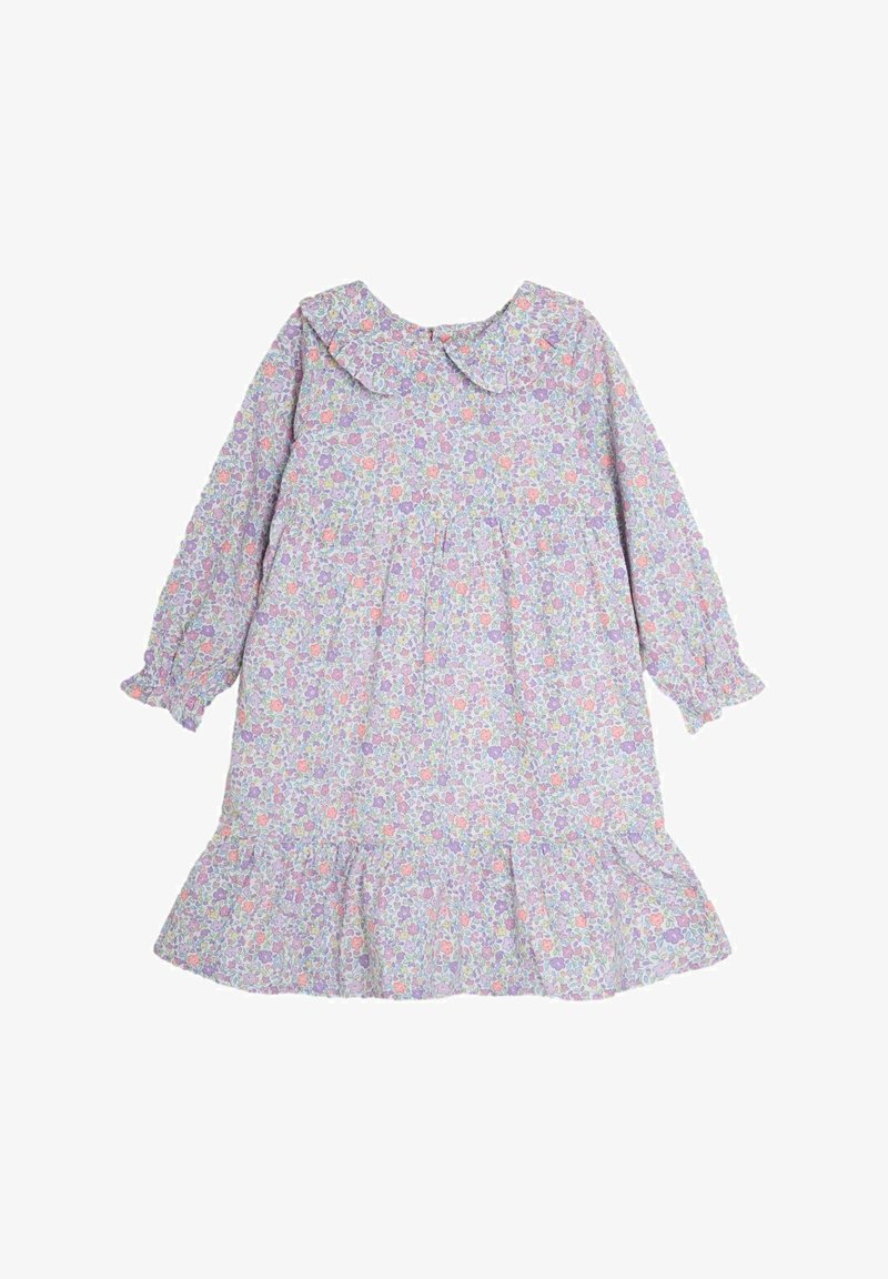 Rochie florală cu un fundal liliachiu și flori roz și mov, cu mâneci lungi cu volane la mansete și un guler rotunjit cu talie strânsă.