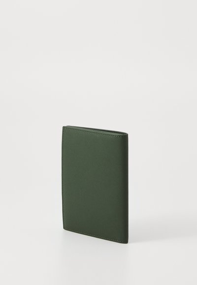 Portofel verde din material texturat, cu formă rectangulară, având un finisaj neted și cusături subtile de-a lungul marginilor.