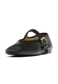 Schwarze Leder-Schuhe mit einer abgerundeten Spitze, Ausschnitt-Design und einem seitlichen Schnallenriemen. Die glatte Textur und der minimalistische Stil betonen die Schlichtheit.