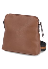 Brun kornläderväska med axelrem, zipstängning och svart rem med en enda brun rand, visad på vit bakgrund.