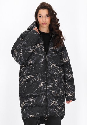Daunenjacke mit einem abstrakten schwarz-beigen Marmor-Muster, ausgestattet mit einem Reißverschluss vorne, zwei Fronttaschen und einer Kapuze.