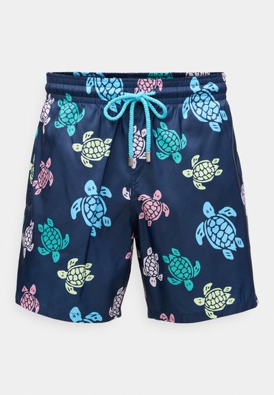 Mornarske kupaće hlače s ponavljajućim uzorkom kornjača u pastelnim bojama, s elastičnom strukom i plavim vezicom.