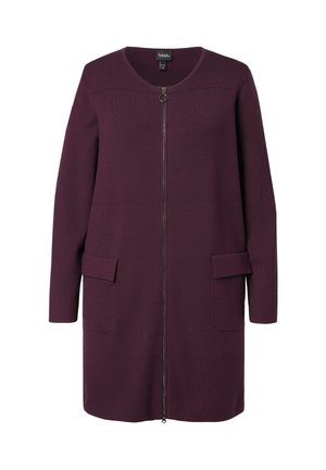 Cardigan violet, longueur genou, avec un col rond, une fermeture éclair intégrale et deux poches avant. Texture lisse avec un motif côtelé.