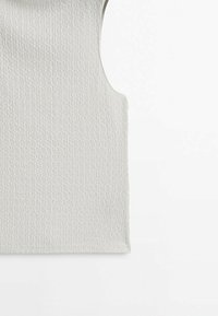Haut sans manches gris clair en tissu texturé avec un col rond, présenté à plat sur fond blanc.