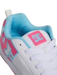 Fehér sneaker rózsaszín és kék akcentusokkal, sima bőr külsővel, texturált nyelvvel és feltűnő logóval az oldalon.