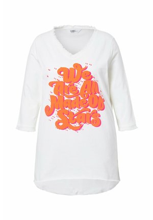 Witte V-hals-shirt met 3/4 mouwen. Kenmerkend zijn de feloranje en roze tekstontwerpen met de tekst "We Are All Made Of Stars." Rafelige zoomdetails.