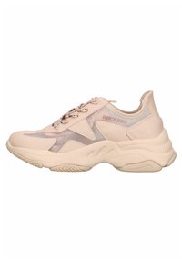 Zapatilla rosa claro con inserciones de malla, puntera redonda y suela de goma texturizada. Cuenta con cordones decorativos y el logo de la marca en el lateral.