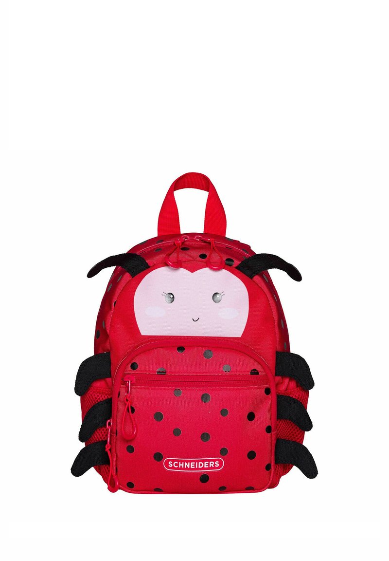 Roter Rucksack, gestaltet wie ein Marienkäfer, mit schwarzen Punkten, rundem Gesicht mit Augen und riemenartigen Antennen. Enthält eine vordere Rei�ßverschlusstasche.