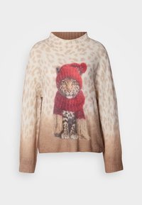 Kootud sviiter, millel on leopardijoonis punase mütsi ja salliga, taustal beež degradeering ja loomamustriga disain.