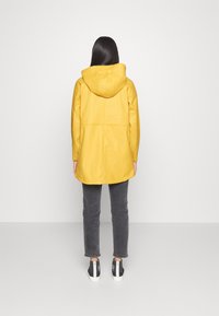 Vero Moda Petite VMMALOU - Parca - amber gold