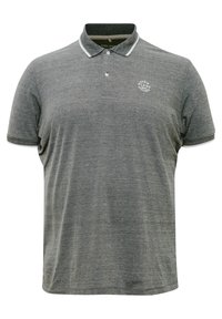 Grå polo-skjorte med teksturert stoff, hvit kant på mansjetter og krage, tre-knapps placket, og en liten rund logo på brystet.