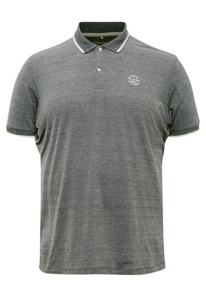 Harmaa polo-paita, jossa on tekstuurinen kangas, valkoinen reunus hihoissa ja kauluksessa, kolmen napin listaa sekä pieni pyöreä logo rinnassa.