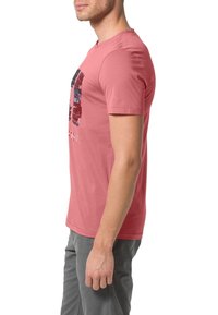 Růžové bavlněné tričko s krátkým rukávem, s tištěným grafickým designem v modré a černé. Upnutý střih, kulatý výstřih.