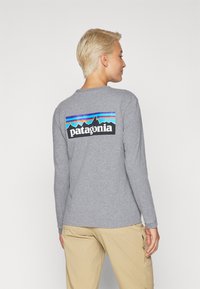 Patagonia LOGO RESPONSIBILITEE - Tops ar garām piedurknēm - gravel heather