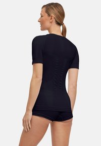 FALKE WARM ROUND NECK MILD TO COLD TEMPERATURES - Maglietta intima - black