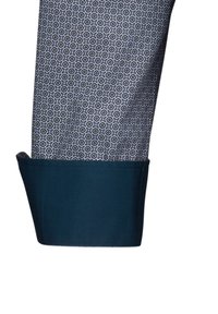 Polsino di camicia di cotone caratterizzato da un motivo geometrico blu e bianco con una banda a contrasto solidale blu scuro, texture liscia e vestibilità su misura.