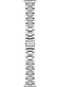 Bracelet de montre en argent avec des maillons en métal poli, comportant cinq sections rectangulaires serties de cristaux transparents. Fermoir de marque portant la mention "MICHAEL KORS."