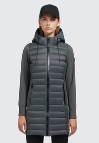 Pohodlná šedá vesta s kapucí, předním zipem a elastickými manžetami. Obsahuje boční kapsy a má elegantní design s hladkým, lesklým povrchem.